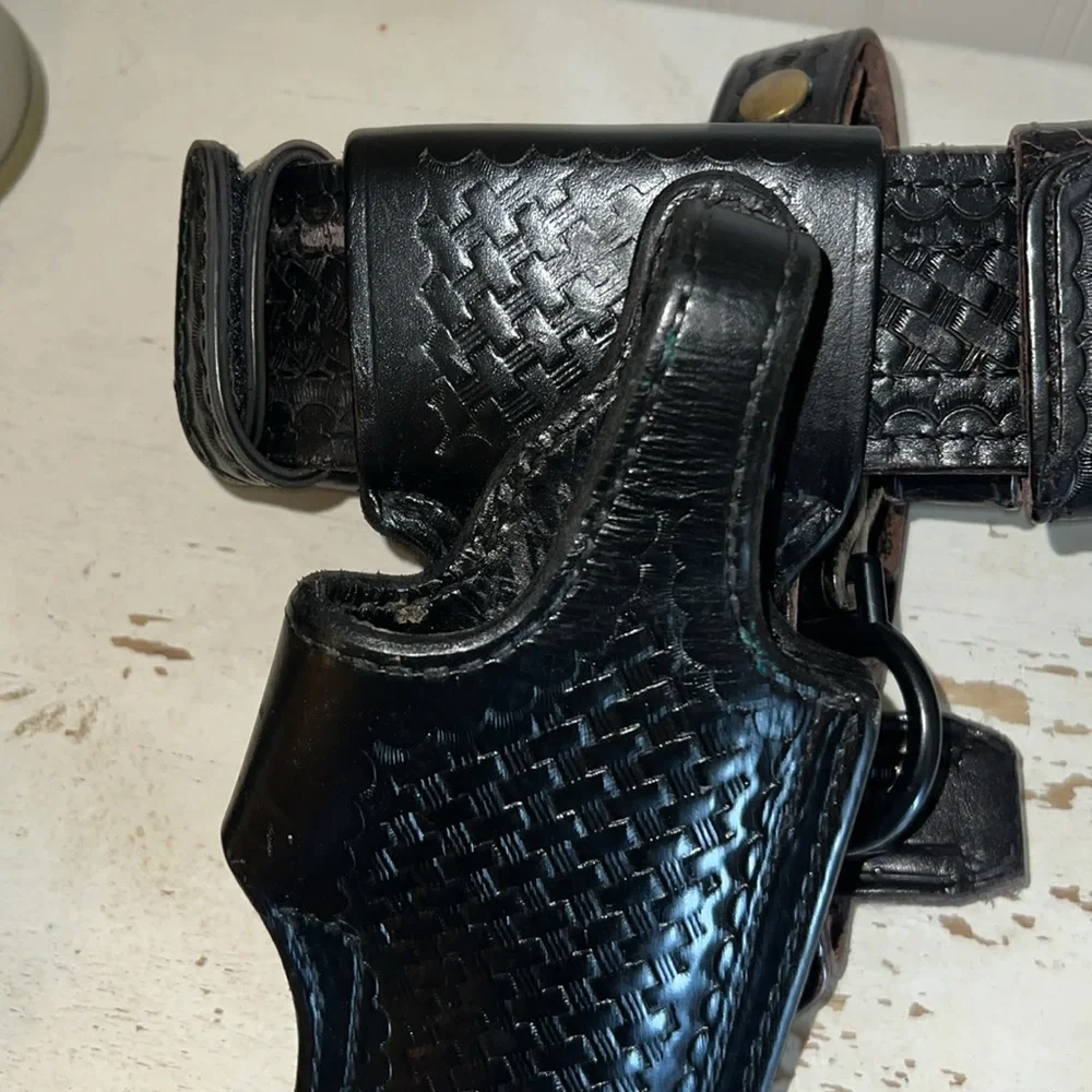 Vintage Safariland Police/Detention Officer Black Belt Kit holster basket weave